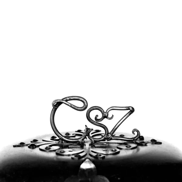 Monogramos sütődiszkosz fogantyúval, veretekkel